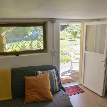 Entier Dans Un Ecrin De Verdure *