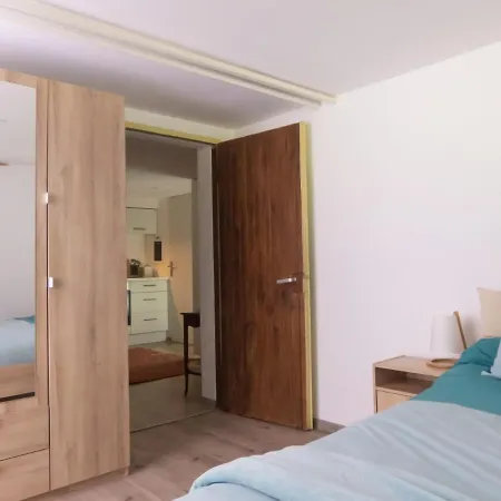 Entier Dans Un Ecrin De Verdure *