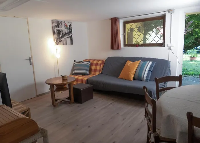 Daire Entier Dans Un Ecrin De Verdure *